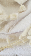 Charger l&#39;image dans la galerie, Couverture bébé &quot;broderie anglaise&quot; gaze de coton blanche, pompons et fausse fourrure écrue
