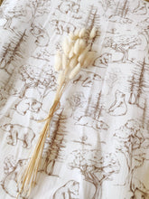 Charger l'image dans la galerie, Motifs de la housse de matelas à langer en double gaze de coton "L'Appel de la forêt" fabriquée en France par Les p'tites Merveilles de Bérénice
