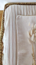 Charger l'image dans la galerie, Housse de matelas à langer en double gaze de coton rayée beige et blanc cassé fabriquée en France par Bébé Bohème
