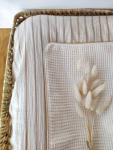 Charger l'image dans la galerie, Housse de matelas à langer en double gaze de coton rayée beige et blanc cassé fabriquée en France par Bébé Bohème _ gros plan
