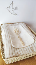 Charger l'image dans la galerie, Housse de matelas à langer en double gaze de coton rayée beige et blanc cassé fabriquée en France par Bébé Bohème
