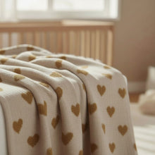 Charger l'image dans la galerie, Couverture bébé beige à cœurs dorés en jacquard de coton BIO fabriquée en France
