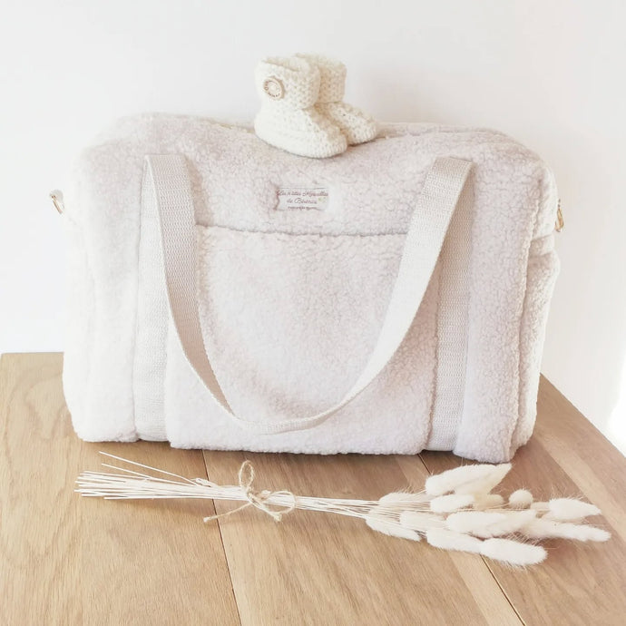 Sac à langer / balade / week-end moumoute et coton BIO écru moumoute sherpa mouton en polyester recyclé issu de matières plastiques repêchés dans les fonds marins et coton Biologique fabriqué en France par Les p'tites Merveilles de Bérénice et ses chaussons bébé naissance en laine écrue tricotés main en France