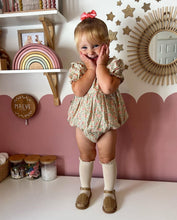 Charger l&#39;image dans la galerie, Chaussettes hautes bébé avec dentelle sur bordure coloris lin style bohème rétro vintage pour Les p&#39;tites Merveilles de Bérénice
