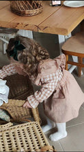Charger l&#39;image dans la galerie, Jupe à bretelles volantées &quot;Anna&quot; en velours côtelé vieux rose durable et écoresponsable fabriquée en France par Les p&#39;tites Merveilles de Bérénice portée par Alice 27 mois
