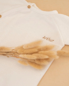 Combinaison bébé tricotée en France avec broderie personnalisée fabriquée en France pour Les p'tites Merveilles de Bérénice