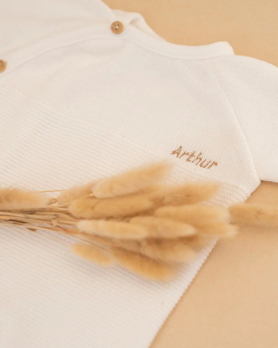 Combinaison bébé tricotée en France avec broderie personnalisée fabriquée en France pour Les p'tites Merveilles de Bérénice