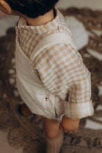 Charger l&#39;image dans la galerie, Chemise bébé garçon Matisse en double gaze de coton vichy beige et blanc écoresponsable fabriquée en France par Les p&#39;tites Merveilles de Bérénice portée par Robin 20 mois

