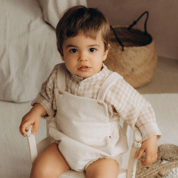 Chemise bébé garçon Matisse en double gaze de coton vichy beige et blanc écoresponsable fabriquée en France par Les p'tites Merveilles de Bérénice portée par Robin 20 mois