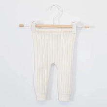 Charger l&#39;image dans la galerie, Pantalon legging bébé Anatole écru à grosses côtes en laine mélangée tricotée | Fabriqué en France pour Les p&#39;tites Merveilles de Bérénice
