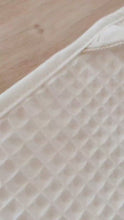 Charger et lire la vidéo dans la visionneuse de la Galerie, Cape de bain bébé &quot;Églantine&quot; coton Biologique éponge nid d&#39;abeille écru Made in France | Les p&#39;tites Merveilles de Bérénice 

