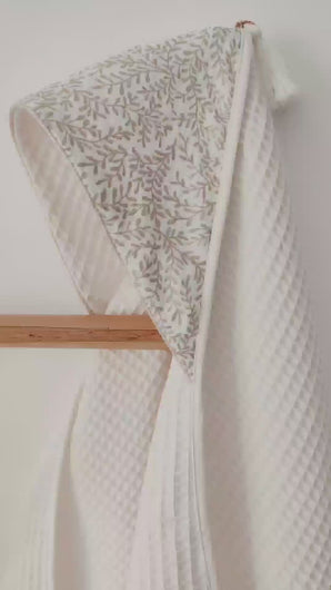 Vidéo détails capuche cape de bain bébé "Feuilles" blanc et beige coton Biologique éponge nid d'abeille écru Made in France | Les p'tites Merveilles de Bérénice