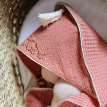 Charger l&#39;image dans la galerie, Cape de bain Terracota en coton éponge nid d&#39;abeille BIO double gaze de coton à pois dorés et pompon bohème - personnalisée au prénom de bébé.
