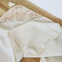 Charger l&#39;image dans la galerie, Cape de bain &quot;Feuilles&quot; en coton éponge nid d&#39;abeille BIO blanc cassé et tissu jersey &quot;Feuillages&quot; et pompon bohème - personnalisée au prénom de bébé.
