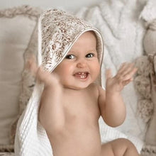 Charger l&#39;image dans la galerie, Cape de bain &quot;Feuilles&quot; en coton éponge nid d&#39;abeille BIO blanc cassé et tissu jersey &quot;Feuillages&quot; et pompon bohème - personnalisée au prénom de bébé.
