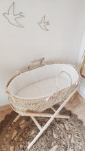 Charger l&#39;image dans la galerie, Couffin bébé osier et habillage double gaze de coton BIO blanc fleurs de coton dorées + support  | Made in France - Les p&#39;tites Merveilles de Bérénice
