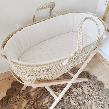 Couffin bébé osier et habillage double gaze de coton BIO blanc fleurs de coton dorées + support  | Made in France - Les p'tites Merveilles de Bérénice