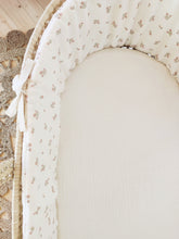Charger l&#39;image dans la galerie, Couffin bébé habillage gaze de coton BIO &quot;Bohème Love&quot; écru à fleurs Fait Main en France | Les p&#39;tites Merveilles de Bérénice
