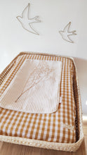 Charger l&#39;image dans la galerie, Housse de matelas à langer coton vichy moutarde et blanc | Made in France - Les p&#39;tites Merveilles de Bérénice
