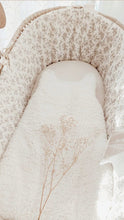 Charger l&#39;image dans la galerie, Couffin &quot;Louison&quot; en double gaze de coton BIO écru à fleurs beige et gigoteuse naissance mouton 0-3 mois Fait Main en France | Les p&#39;tites Merveilles de Bérénice
