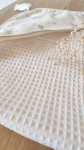 Charger l&#39;image dans la galerie, Cape de bain bébé &quot;Écureuils&quot; gris coton Biologique éponge nid d&#39;abeille écru Made in France | Les p&#39;tites Merveilles de Bérénice 
