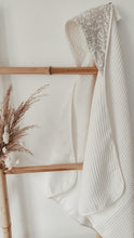 Charger l&#39;image dans la galerie, Cape de bain bébé &quot;Feuilles&quot; blanc et beige coton Biologique éponge nid d&#39;abeille écru Made in France | Les p&#39;tites Merveilles de Bérénice
