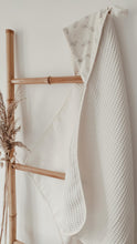 Charger l&#39;image dans la galerie, Cape de bain bébé &quot;Écureuils&quot; gris coton Biologique éponge nid d&#39;abeille écru Made in France | Les p&#39;tites Merveilles de Bérénice 

