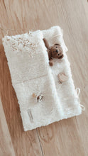 Charger l&#39;image dans la galerie, Exemple de présentation range doudou / tétine lit bébé moumoute façon mouton écru Made in France | Les p&#39;tites Merveilles de Bérénice
