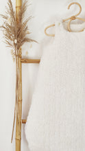 Charger l&#39;image dans la galerie, Gigoteuse 3-9 mois &#39;mouton&#39; style fourrure double gaze de coton BIO  | Made in France - Les p&#39;tites Merveilles de Bérénice
