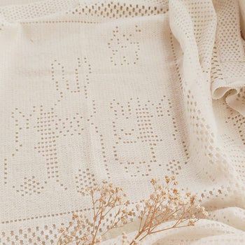 Couverture douce et légère pour bébé " La famille lapins" ajourée en coton écru - Les p'tites Merveilles de Bérénice