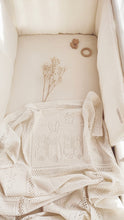 Charger l&#39;image dans la galerie, Couverture douce et légère pour bébé &quot; La famille lapins&quot; ajourée en coton écru - Les p&#39;tites Merveilles de Bérénice
