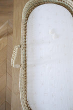 Charger l&#39;image dans la galerie, Panier à langer pour bébé + matelas + drap housse double gaze de coton blanc fleurs de coton dorées | Panier change de bébé en fibres naturelles.
