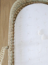 Charger l&#39;image dans la galerie, Panier à langer pour bébé + matelas + drap housse double gaze de coton blanc fleurs de coton dorées | Panier change de bébé en fibres naturelles.
