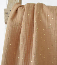 Charger l&#39;image dans la galerie, Couffin bébé habillage en double gaze de coton camel à pois dorés | Fait Main en France | &quot;Les p&#39;tites Merveilles de Bérénice&quot;
