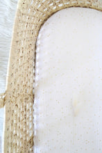 Charger l&#39;image dans la galerie, Drap housse couffin bébé en double gaze de coton blanc à pois dorés Fait Main en France - Les p&#39;tites Merveilles de Bérénice
