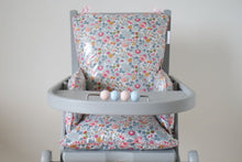 Charger l&#39;image dans la galerie, Coussin de chaise haute bébé coton enduit Liberty Betsy &quot;Porcelaine&quot;.
