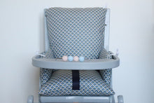 Charger l&#39;image dans la galerie, Coussin de chaise haute coton enduit style &quot;art déco&quot; bleu marine, blanc, moutarde.
