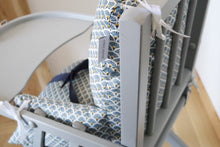 Charger l&#39;image dans la galerie, Coussin de chaise haute coton enduit style &quot;art déco&quot; bleu marine, blanc, moutarde.

