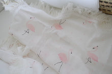 Charger l&#39;image dans la galerie, Couverture d&#39;emmaillotage bébé &quot;flamants roses&quot; en double gaze de bambou et coton blanc à frange.
