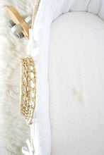 Charger l&#39;image dans la galerie, Tour de couffin bébé en double gaze de coton blanc à pois dorés.
