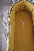 Charger l&#39;image dans la galerie, Couffin en palmier tressé et son trousseau complet en double gaze de coton BIO moutarde | couffin bébé + habillage.
