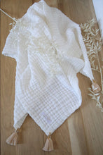 Charger l&#39;image dans la galerie, Couverture bébé en triple gaze de coton mousseline BIO blanc doublée à pompons.
