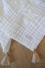 Charger l&#39;image dans la galerie, Couverture bébé en triple gaze de coton mousseline BIO blanc doublée à pompons.
