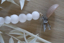Charger l&#39;image dans la galerie, Attache tétine style bohème à perles en silicone et bois - coloris au choix vert sauge, rose, blanc, terracotta.
