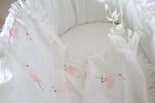 Charger l&#39;image dans la galerie, Couverture d&#39;emmaillotage bébé &quot;flamants roses&quot; en double gaze de bambou et coton blanc à frange.
