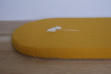 Charger l&#39;image dans la galerie, Drap housse couffin / berceau de bébé ou panier à langer en double gaze de coton moutarde.
