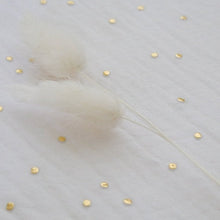 Charger l&#39;image dans la galerie, Drap housse pour lit bébé en double gaze de coton blanc à pois dorés | Fait Main en France - Les p&#39;tites Merveilles de Bérénice
