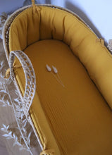 Charger l&#39;image dans la galerie, Couffin en palmier tressé et son trousseau complet en double gaze de coton BIO moutarde | couffin bébé + habillage.
