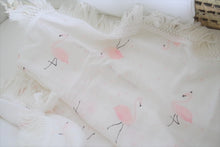 Charger l&#39;image dans la galerie, Couverture d&#39;emmaillotage légère bébé &quot;flamants roses&quot; en double gaze de bambou et coton blanc à frange
