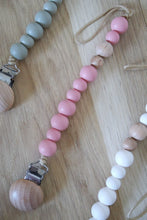 Charger l&#39;image dans la galerie, Attache tétine style bohème à perles en silicone et bois - coloris au choix vert sauge, rose, blanc, terracotta.
